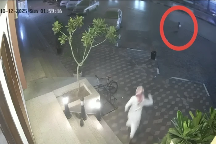 خرجت من سيارة والدها فجأة.. بالفيديو.. شاب ينقذ طفلة من حادث دهس على طريق الملك سعود في نجران