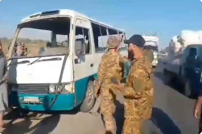 بالفيديو: استهداف حافلة تابعة لحرس المنشآت النفطية السورية بعبوة ناسفة يسفر عن قتلى ومصابين