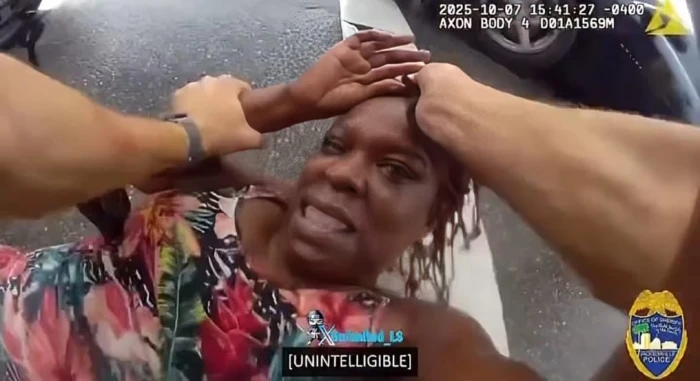 بالفيديو.. ضابط أمريكي يعتدي بقوة على امرأة من أصول أفريقية.. ويسحلها على الأرض من شعرها في فلوريدا الأمريكية