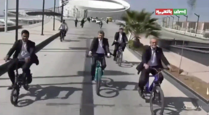 بالفيديو: الرئيس الإيراني يتجول في أصفهان بدراجة هوائية