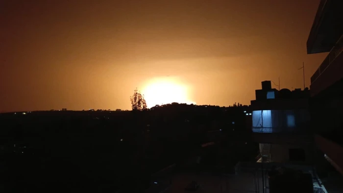 بالفيديو: غارات إسرائيلية جديدة تستهدف منشآت تابعة لحزب الله  في جنوب لبنان