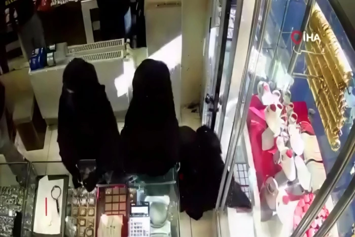 بالفيديو.. 3 نساء منتقبات يسرقن الذهب من محل مجوهرات بتركيا ويختفين في غمضة عين