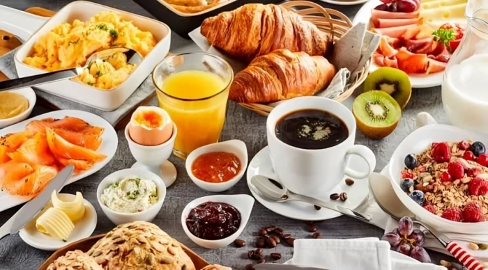 خبراء يحذرون: 8 أطعمة ومشروبات يجب تجنبها على معدة فارغة