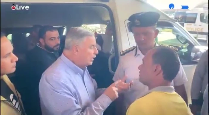 "السواق ده يتعمله محضر جنائي".. بالفيديو: محافظ الإسكندرية في مصر يفاجئ سائقاً خالف تعريفة الركوب ويأمر بسحب رخصته