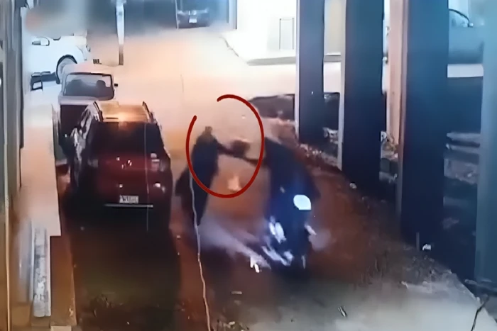 بالفيديو.. شابان على دراجة نارية يسرقان حقيبة سيدة مسنة ويسقطانها أرضًا وسط الشارع في مصر