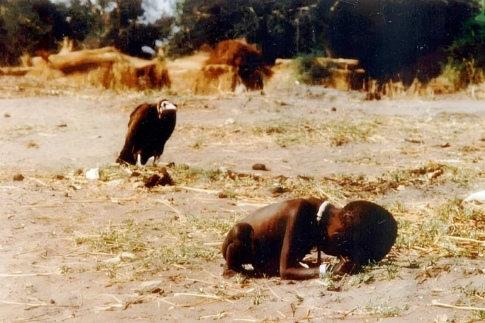 "النسر والطفل الجائع".. قصة الصورة التي هزت العالم وأودت بحياة مصورها