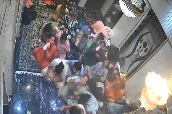 بالفيديو.. متحولون جنسيًا في الهند يحاولون الانتحار جماعيًا بتناول منظف أرضيات