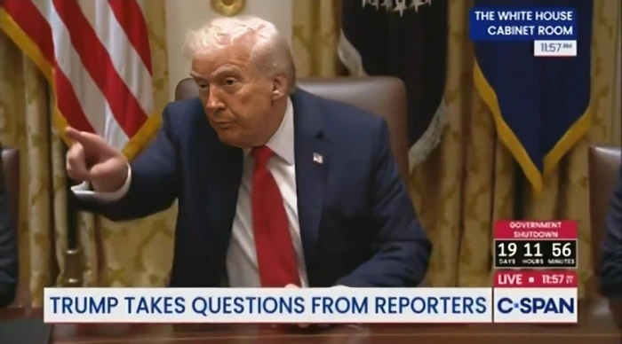 بالفيديو.. ترامب يفاجئ السفير الأسترالي خلال مؤتمر في البيت الأبيض :"أنا لا أحبك"