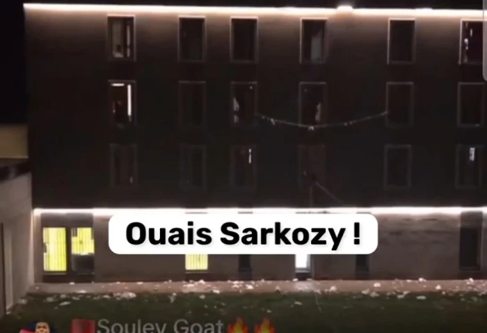 "لقد قتلت القذافي و 14 فتاة".. بالفيديو: مساجين يصرخون لإيقاظ "ساركوزي" في أول ليلة له بالسجن