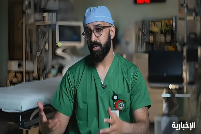 "وضعت إصبعي على شريانه النازف لمدة ساعتين".. بالفيديو.. استشاري يكشف كيف أنقذ مريضًا يعاني من نزيف حاد بعد إجرائه عملية جراحية