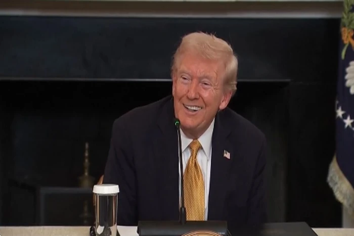 بالفيديو: ترامب يمازح مراسلة في مؤتمر بالبيت الأبيض: شعر أحمر جميل