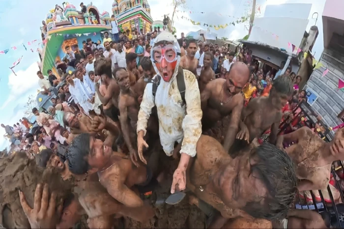 بالفيديو: يوتيوبر أمريكي يوثق أسوأ تجربة في حياته بمهرجان رمي روث البقر في الهند