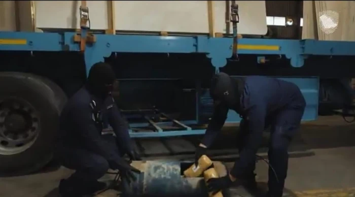 «مخبأة بطريقة ماكرة».. بالفيديو.. إحباط تهريب 8.9 كيلو جرام «شبو» في منفذ الربع الخالي