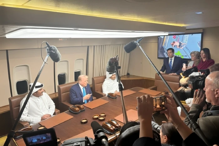 بالفيديو.. أمير قطر يلتقي بترامب على متن طائرته الرئاسية أثناء التزود بالوقود في قاعدة العديد الجوية