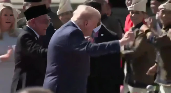 بالفيديو.. ترامب يؤدي رقصته الشهيرة مع رئيس الوزراء الماليزي أثناء مراسم استقباله في كوالالمبور