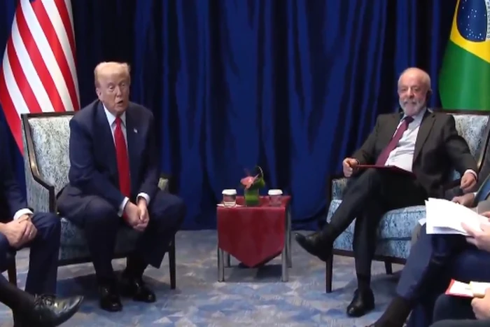 "هذا ليس من شأنك".. بالفيديو : ترامب يهاجم مراسلة بعد مقاطعته أثناء حديثه عن محاكمة الرئيس البرازيلي السابق بولسونارو