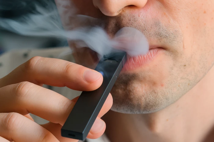 تحذير طبي : مرض غامض قد يؤدي إلى الإعاقة أو الوفاة بين مدخني السجائر الإلكترونية