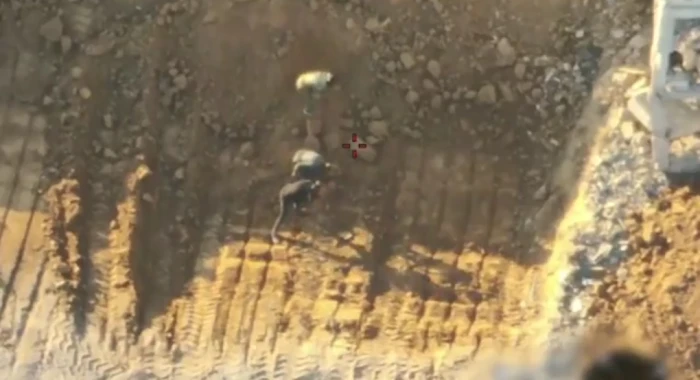 بالفيديو.. طائرة درون إسرائيلية توثّق عناصر من حماس أثناء حفرهم “اكتشافًا زائفًا” لبقايا رهينة لصالح الصليب الأحمر