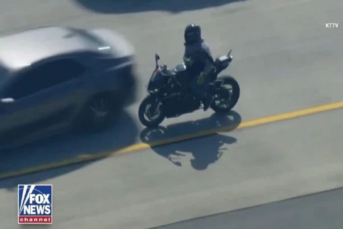 في كاليفورنيا .. بالفيديو.. مطاردة متهم هارب على دراجة نارية تنتهي باصطدامه بسيارة من الخلف وطيرانه في الهواء