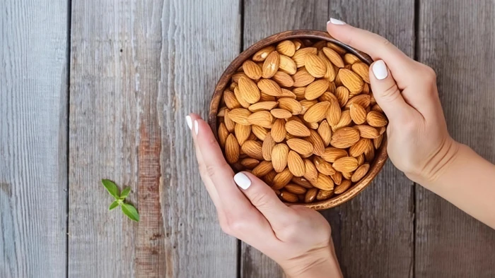 من بينها تكوين حصوات الكلى.. 5 أعراض خطيرة لتناول "اللوز" رغم فوائده الكثيرة!