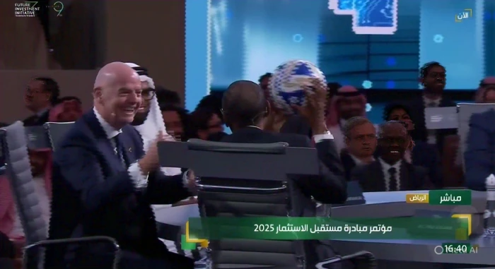 بالفيديو: موقف طريف لرئيس الفيفا يلعب مع رؤساء دول بالكرة خلال جلسة في مؤتمر مبادرة مستقبل الاستثمار