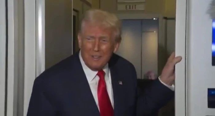 فيديو يوثق اهتزاز ترامب داخل الطائرة الرئاسية أثناء تعرضها لمطبات جوية.. ورد فعله يفاجئ الصحفيين