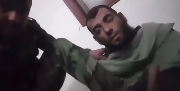 «عذّب المعتقلين وأجبرهم على تقبيل قدمه».. القبض على «شاهر عبد الله البج» أحد أخطر شبيحة نظام الأسد البائد - فيديو