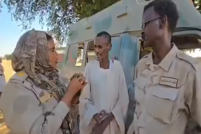 بالفيديو.. ضابطة من "الدعم السريع" تقبض على ضابط بالجيش السوداني متنكر بزي مدني