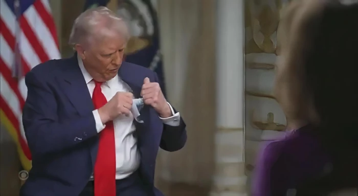 بالفيديو.. مذيعة تسأل ترامب "لقد وصفت نفسك برئيس السلام".. ماذا أخرج من جيبه ليرد عمليا عليها؟