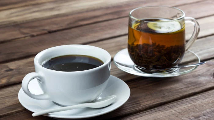 أيهما أفضل القهوة أم الشاي وهل تناولهما يطيل العمر؟.. خبراء يجيبون ويكشفون الكميات المسموح بها يوميًا