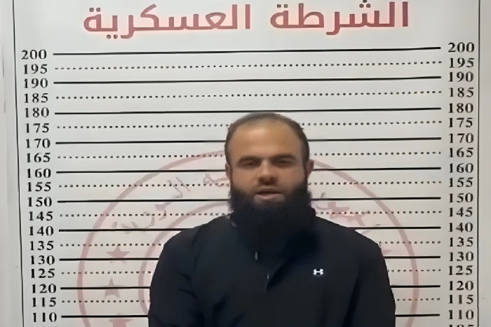 بعد القبض عليه.. بالفيديو: السوري الملتحي الذي تهجم لفظيا على شرطي مرور في دمشق يعتذر