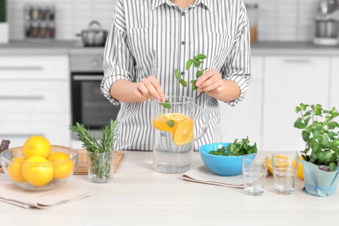 "مضاف إليه جوز الهند أو النعناع أو البطيخ".. أخصائية تغذية تكشف أهمية "الماء المحمّل" في الوقاية من السكري!