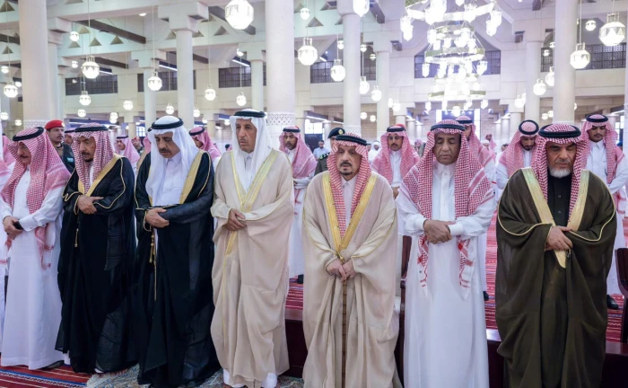 أمير الرياض يؤدي صلاة الميت على الأمير فهد بن سعود