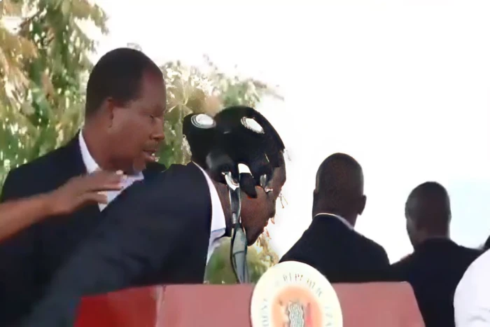 بالفيديو: رئيس زامبيا يتعرض لهجوم بالحجارة ويختبئ أسفل المنصة خلال خطاب مع عمال التعدين