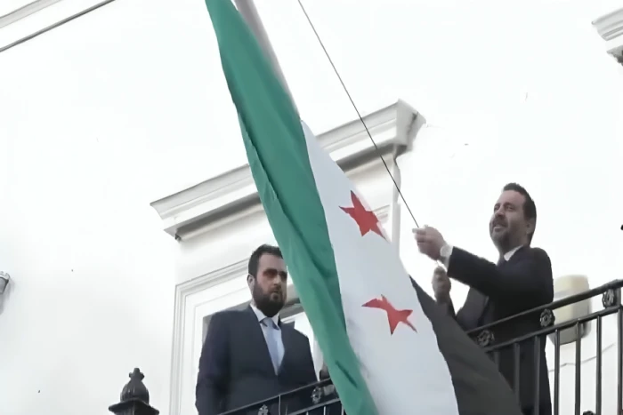 بالفيديو.. الشيباني يرفع العلم السوري فوق السفارة السورية في لندن بعد إعادة افتتاحها