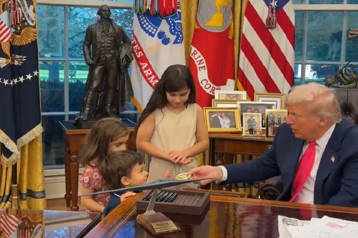 بالفيديو.. طفل يفاجئ ترامب ويسأله : ما اسمك؟.. والرئيس الأمريكي يرد