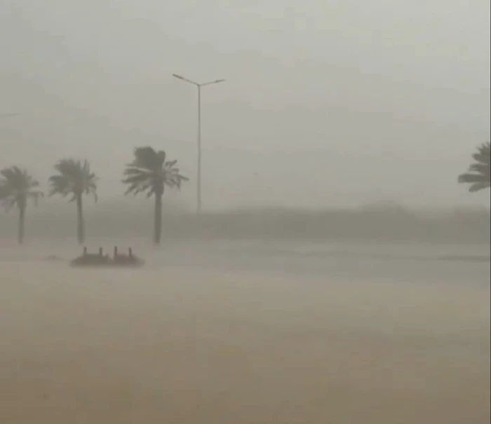 بالفيديو.. أمطار غزيرة مصحوبة برياح نشطة في ينبع