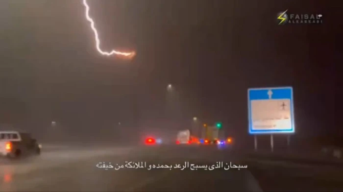 قبل قليل .. بالفيديو: صاعقة قوية تضرب عمود إنارة على طريق شمال جدة
