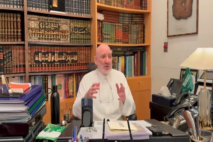 بالفيديو..  خالد بن طلال يرد على تغريدة إعلامي بشأن منح الأمير نواف رئيس الهلال صلاحيات.. ويكشف مفاجأة  بشأن مصدر المعلومة