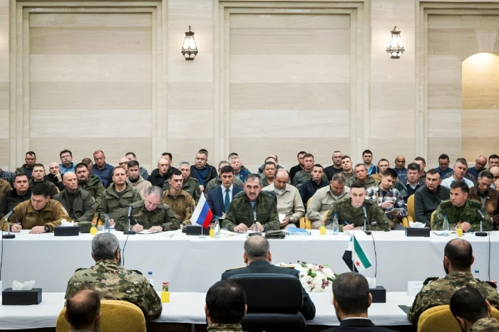 ‏صورة لوفد روسي ضخم  أثناء اجتماعه بوزير الدفاع السوري في دمشق
