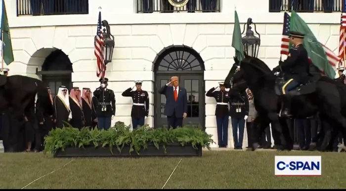 طائرات حربية وخيول ترافق الموكب.. الفيديو الكامل للاستقبال المهيب لولي العهد لحظة وصوله البيت الأبيض