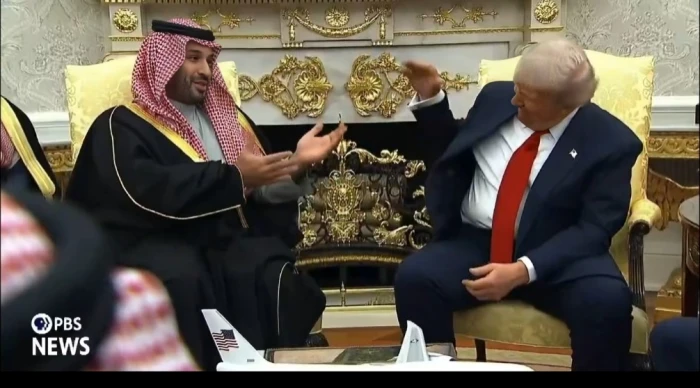 بالفيديو: ترامب يمازح الأمير محمد بن سلمان ويسأله عن أفضل رئيس أمريكي.. ويسخر من قبضة يد "بايدن" عند لقاء ولي العهد عام 2022م