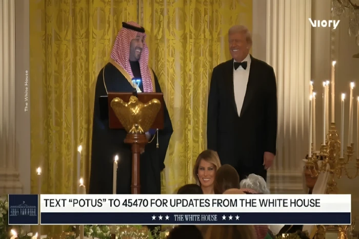 بالفيديو.. ولي العهد مازحا حول المراهنات على بدلته السوداء : “لقد خسرت الرهان حظًا أوفر !”