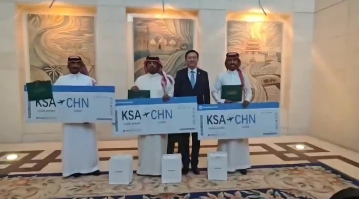 سفير الصين يكرم شباب الشملي لإنقاذهم وافدين صينيين ويهديهم تذاكر خاصة لزيارة الصين .. فيديو