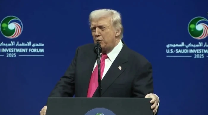 بالفيديو.. "ترامب" يمازح ياسر الرميان :"أراه يرتدي ملابس مختلفة اليوم وهذا الثوب أروع لو استطعت لارتديت ملابس مماثلة"