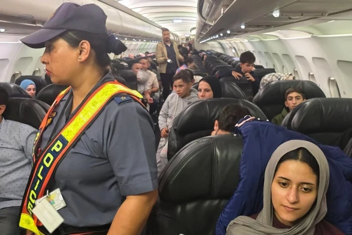 شكوك حول “عملية تهجير إسرائيلية” لإخراج سكان غزة من أرضهم.. بالصور: طائرة مستأجرة تنقل 153 فلسطينياً إلى جنوب أفريقيا وتفاجئ سلطات جوهانسبرج