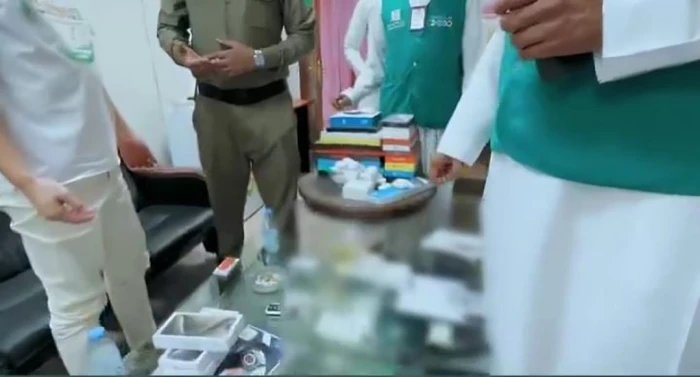 بالفيديو.. لحظة مداهمة عمالة آسيوية تغش أجهزة الهواتف وملحقاتها في مستودع بجدة.. والكشف عن المضبوطات التي عُثر عليها بحوزتهم