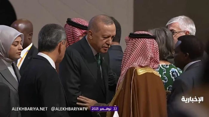 بالفيديو.. عناق وتحية ودية بين أردوغان والأمير فيصل بن فرحان في قمة العشرين