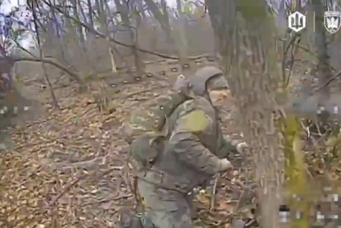 بالفيديو.. لحظة استهداف الطائرات المسيرة الأوكرانية لجنود من القوات الروسية في بوكروفسك