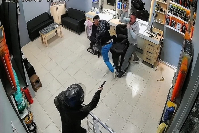 بالفيديو.. مسلّح يقتحم محل حلاقة ويطلق النار على الحلاق في تركيا .. والأخير يحاول الاختباء خلف الزبون